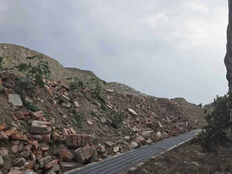非法掩埋場替建商處理營建廢棄物，還以設置綠帶為名回填廢土。檢方提供