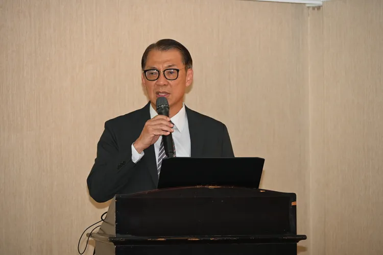 國內紡織相關公協會舉辦「中小微振興計畫對紡織業的協助及提升紡織業營運效益作法與案例分享」演講會，由台灣區絲織工業同業公會理事長郭正沛主持。絲織工業同業公會提供