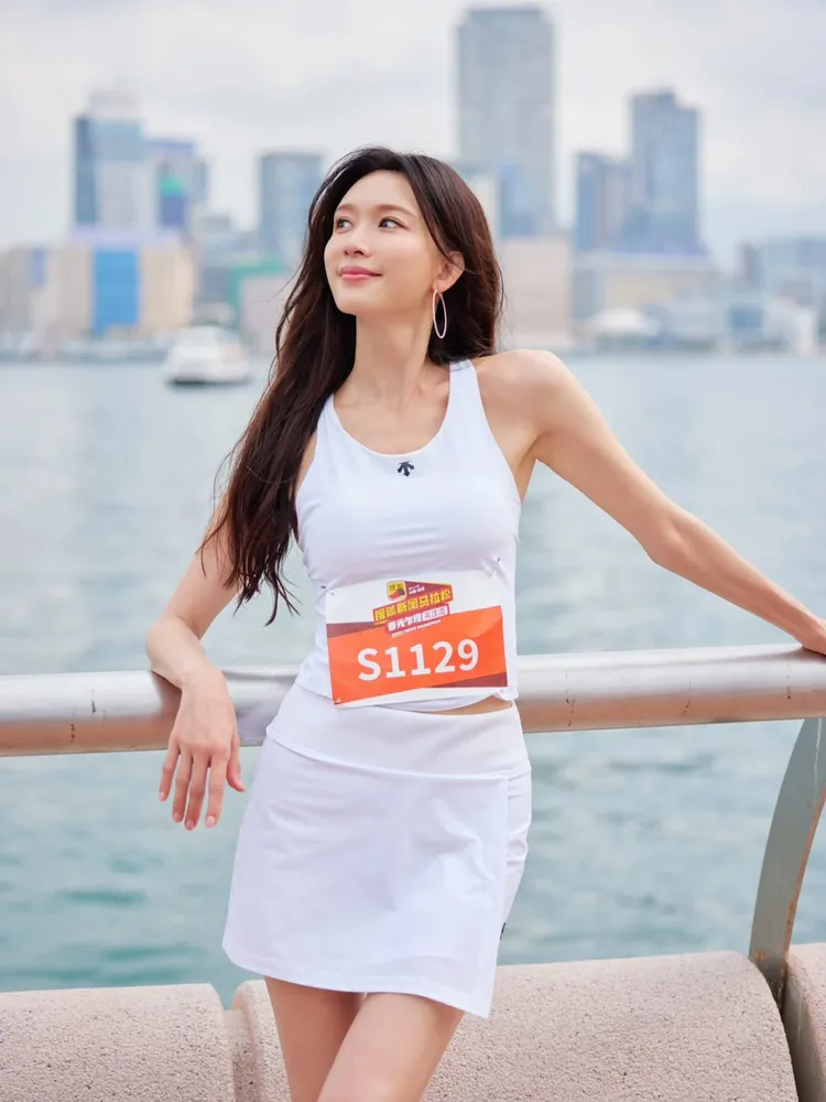 林志玲換上Descente的白色運動背心搭配短裙。翻攝林志玲IG