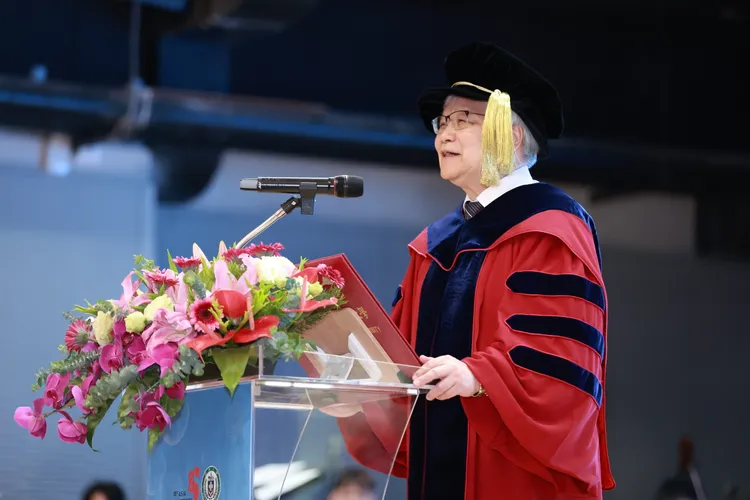 魏哲家表示，半導體的進化推動AI，面臨高齡化及少子化的社會，長照機器人將是未來關鍵。亞大提供