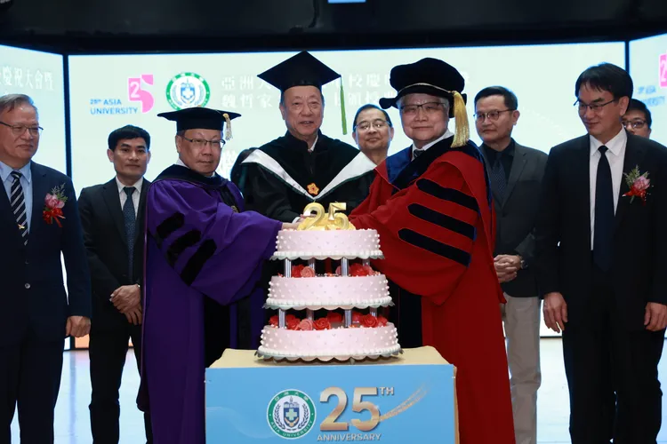 與會貴賓齊聚舞台，在生日快樂歌聲中切下25週年校慶蛋糕，為亞大慶生。亞大提供
