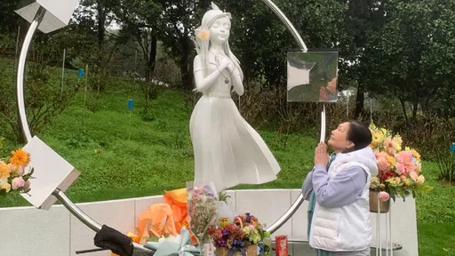 S媽望大S雕像訴悲苦　承諾愛女：我會盯著孩子健康平安成長