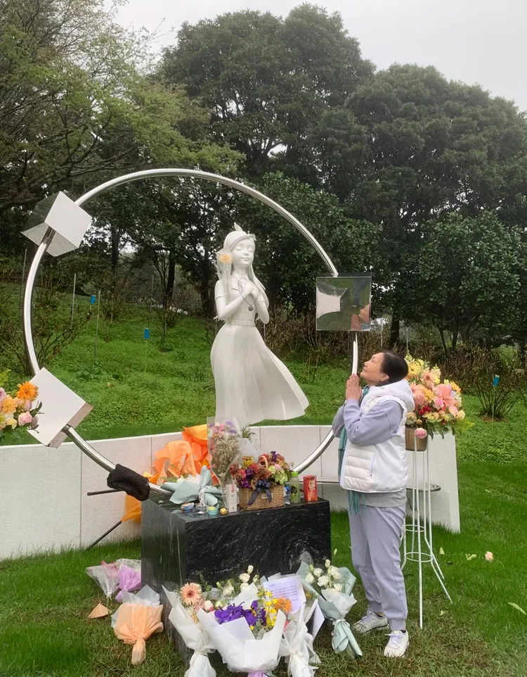 S媽看到很多粉絲獻花給大S，感到很欣慰。翻攝黃春梅臉書