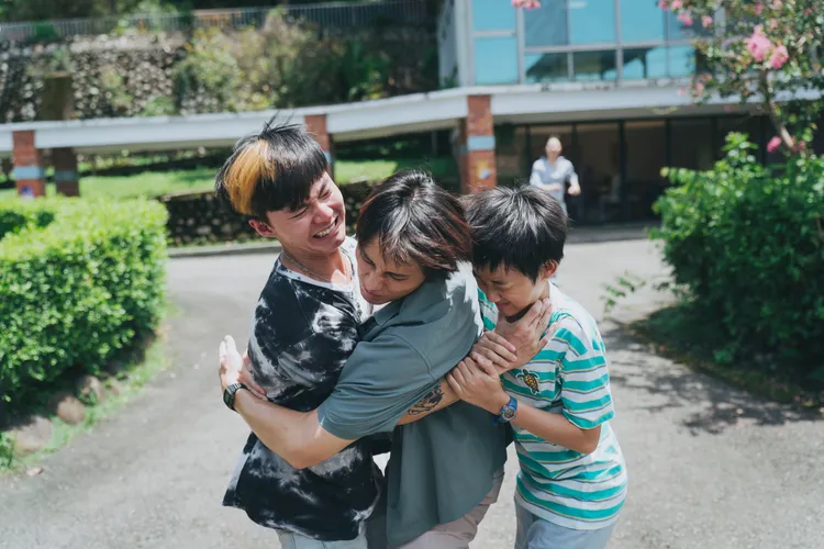 范少勳衝上前阻止掐脖衝突。冬候鳥電影、文策院提供