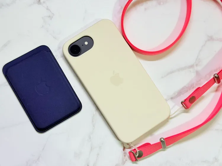 黑色的機身配上白色與芭樂紅斜背掛繩看起來也充滿活力。趙筱文攝