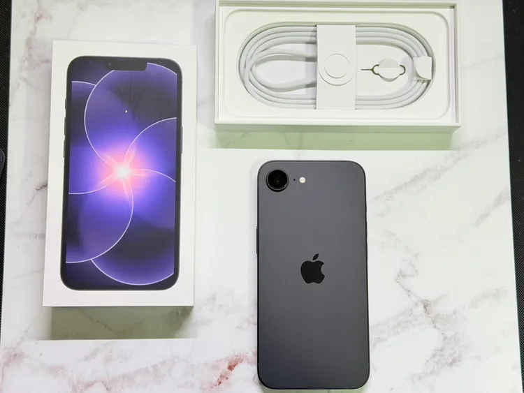 iPhone17e盒裝延續蘋果一貫極簡設計，包裝內包含手機本體與編織材質的USB-C充電線，但線與主體顏色並不相同。趙筱文攝