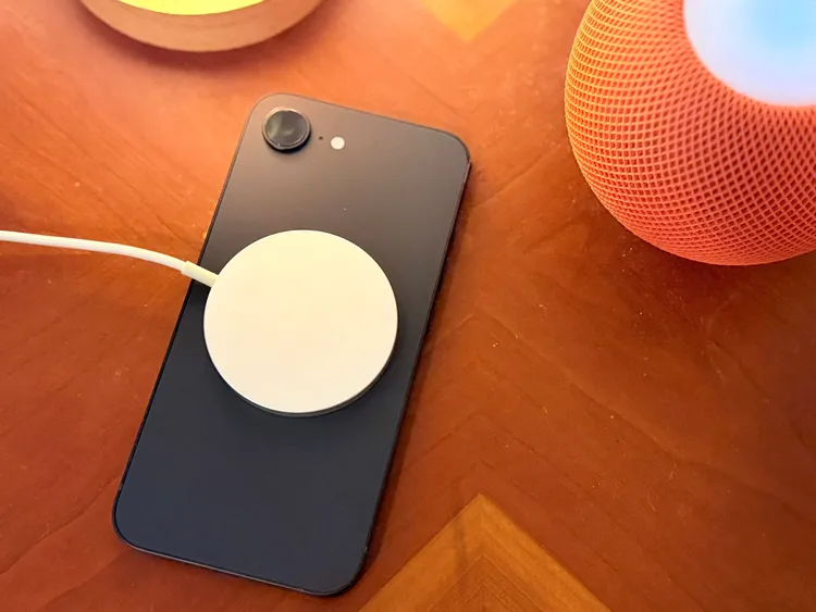 iPhone 17e加入MagSafe磁吸充電功能，最高支援15W無線充電。趙筱文攝