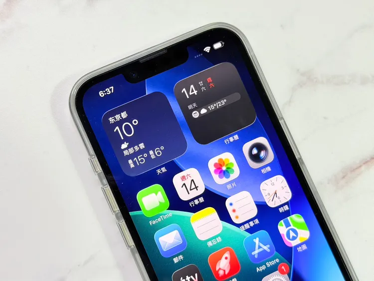 iPhone 17e導入升級版「第二代超瓷晶盾」，抗刮能力再提升。趙筱文攝