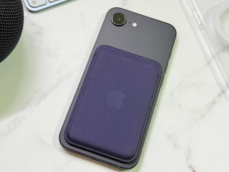 MagSafe卡套可以放信用卡、悠遊卡或證件，直接磁吸在iPhone背面，不需要再帶整個錢包。趙筱文攝