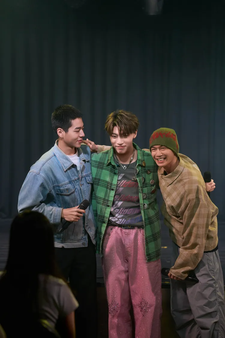 佳辰（左）與子翔（右）驚喜探班黃文廷相聚會。索尼音樂提供