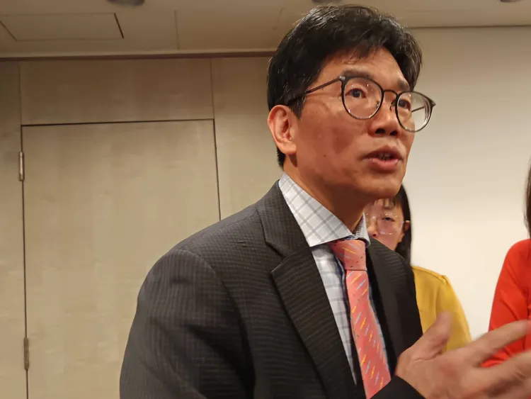 泰宗生技的U101為全球首款針對「反覆性泌尿道感染（rUTI）」預防的非抗生素口服新藥，泰宗總經理王雅俊表示該藥目前已在台灣進入三期樞紐性臨床試驗，預計今年第3季期中分析結果出爐。許麗珍攝