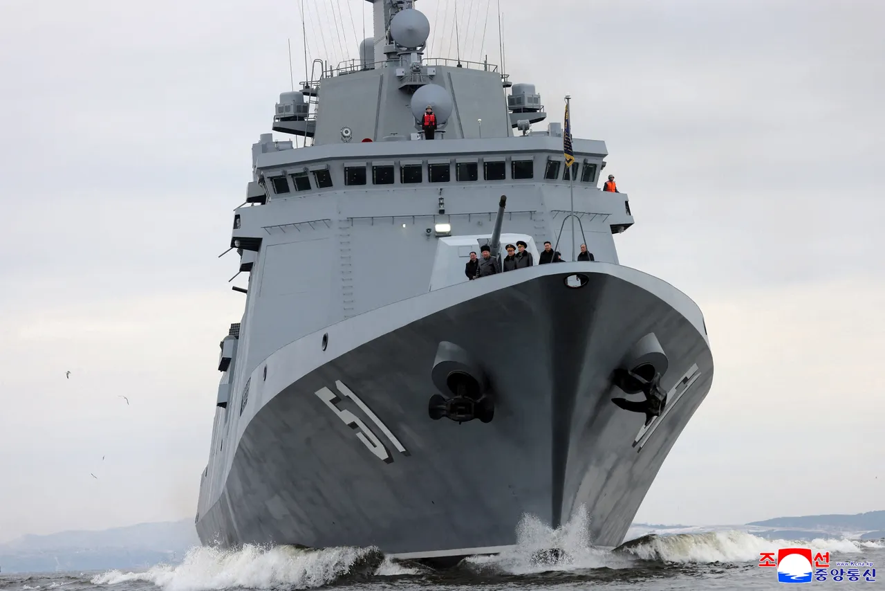 金正恩（左二）親自登艦視察驅逐艦性能。路透社