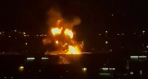 伊朗無人機攻擊杜拜　機場燃料槽遭炸火勢猛烈