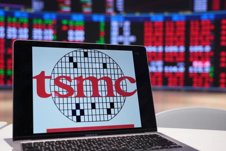 當市場遭遇外部衝擊導致股災時，台積電往往成為政府護盤的首選，以發揮「穩盤」的核心作用。資料照