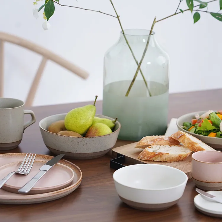 日本極簡設計品牌KINTO的CERAMIC LAB系列，釉色柔和，底部隱約可見陶土粗糙的質感，HOLA冬出清3折起。業者提供