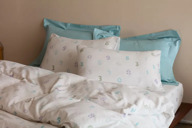 針對即將到來的春夏季，HOLA推薦趁機購入SOU．SOU雙層紗純棉床被組，適合敏感肌以及台灣悶熱氣候，5折後整組僅需2140元。業者提供