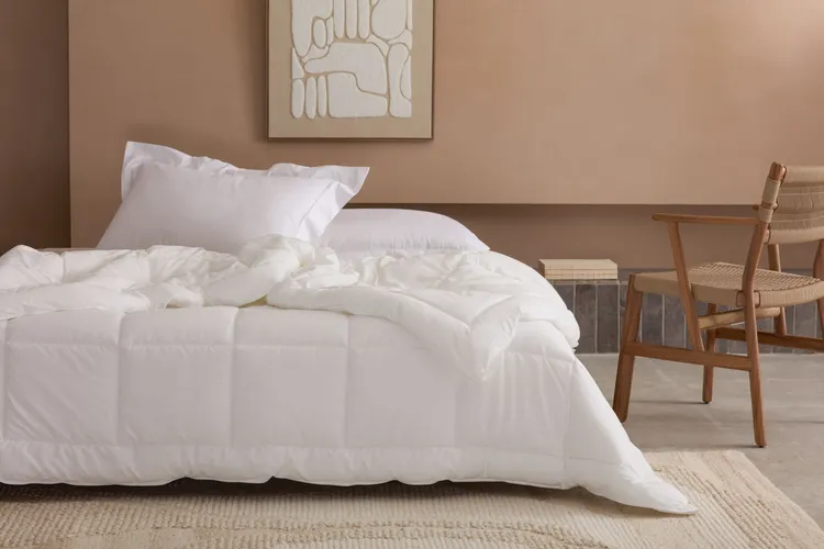 善用「反季購物」可以省下大筆開銷，寒流熱賣款REAL極輕暖石墨烯科技羽絨長效防螨冬被，只要1736元就能帶走。業者提供