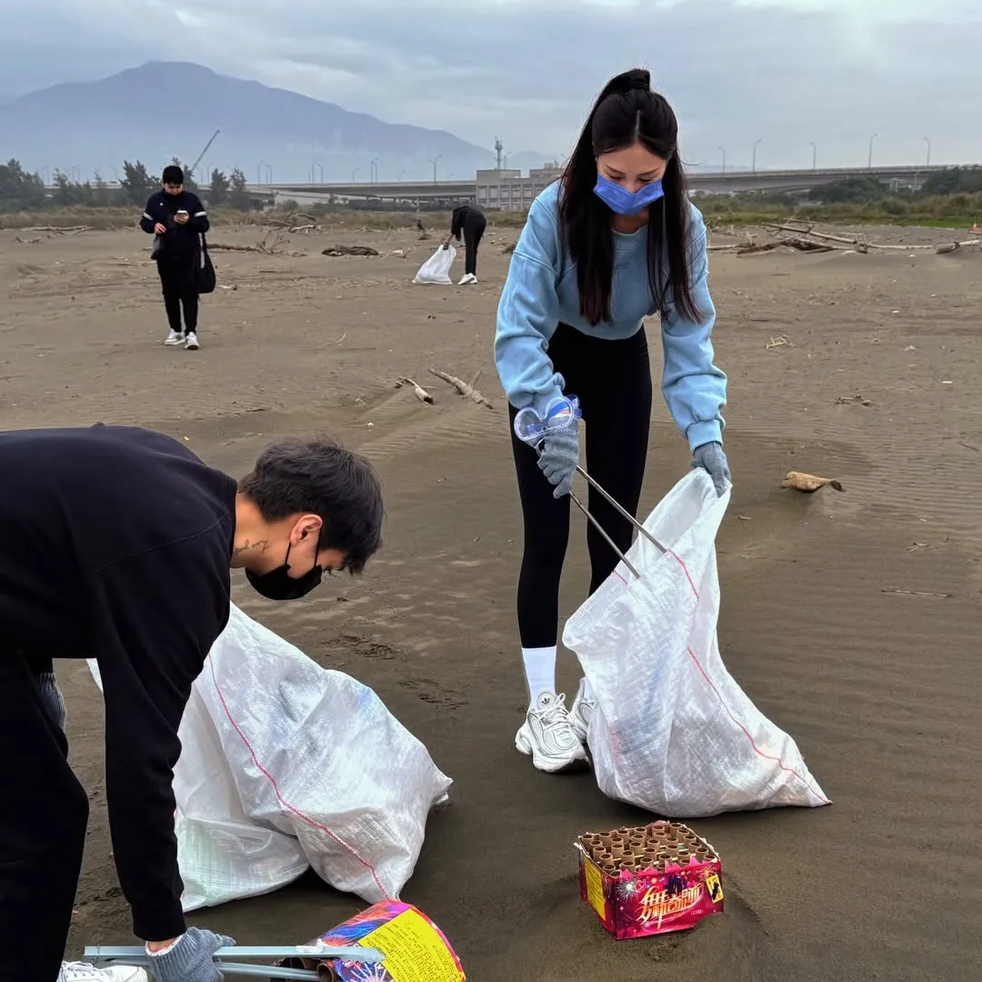 林采緹認真檢垃圾。翻攝林采緹IG