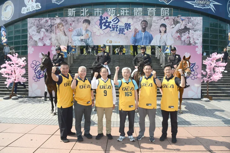 警政署長張榮興(左4)與新北騎警隊合影，左至右為新北市警局刑事大隊長黃國師、新北市警察局長方仰寧、中信育樂陳國恩董事長、警政署長張榮興、刑事局長邱紹洲及新莊分局長陳保緒。讀者提供