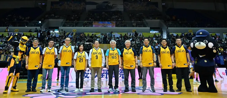 警政署長張榮興及警政署吉祥物為賽事開球（左7）。讀者提供