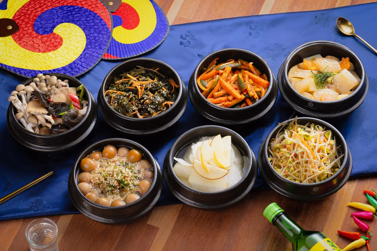 餐前必備的韓式涼拌小菜一次到位，包括辣拌小章魚、涼拌海苔、芥末豆芽菜、麻藥鳥蛋、醬煮洋芋蒟蒻與柚子蘿蔔等，風味從清爽、微辣到酸香皆具，完整展現韓式餐桌豐富多元的飲食層次。長榮鳳凰酒店（礁溪）提供