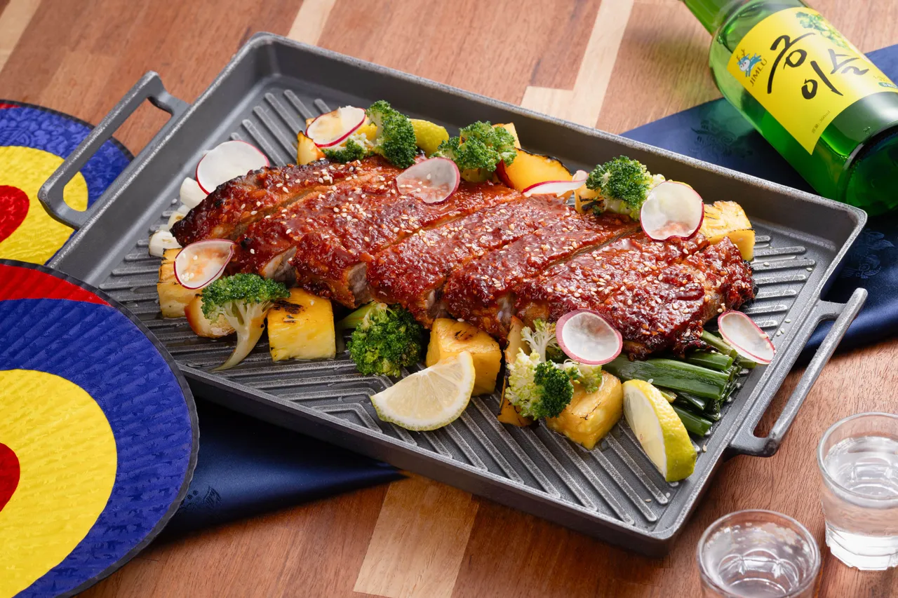 韓式辣醬肋排選用帶骨肋排以特製韓式辣醬慢火燒製，醬汁濃郁、甜鹹交織，表面微焦帶香，肉質軟嫩入味。展現韓式燒烤料理層次豐富的特色，是「首爾美食節」中備受矚目的經典主菜之一。長榮鳳凰酒店（礁溪）提供