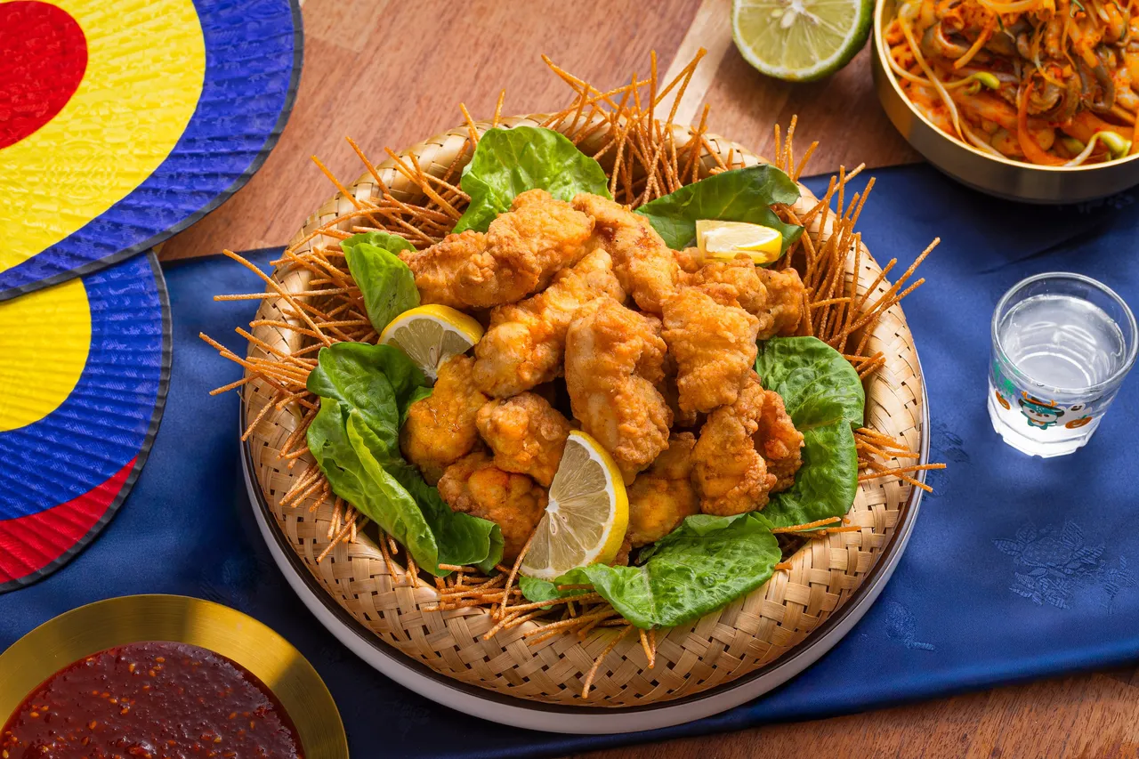 外酥內嫩的韓式炸雞選用去骨雞肉酥炸後，搭配韓式辣醬與洋釀醬兩種風味，甜辣交織、層次分明，完美重現經典滋味，讓人一口接一口停不下來。長榮鳳凰酒店（礁溪）提供