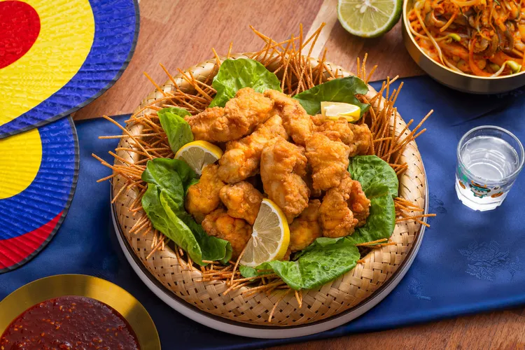 外酥內嫩的韓式炸雞選用去骨雞肉酥炸後，搭配韓式辣醬與洋釀醬兩種風味，甜辣交織、層次分明，完美重現經典滋味，讓人一口接一口停不下來。長榮鳳凰酒店（礁溪）提供