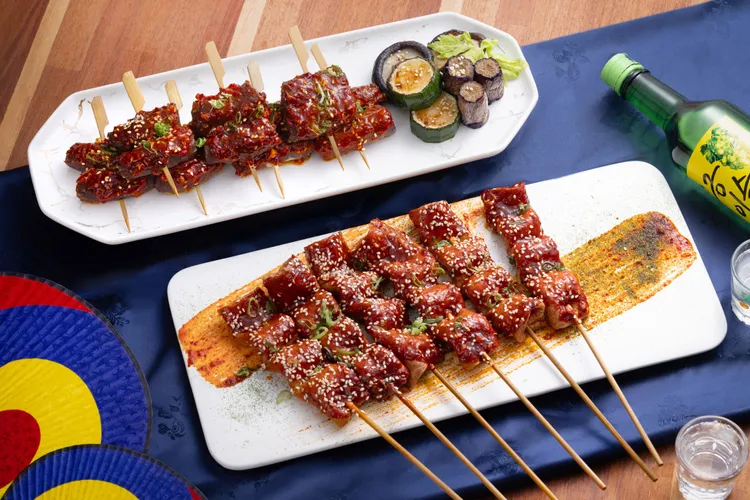 首爾美食節期間，桂冠自助餐廳推出多款經典韓國街頭小吃，包括以高湯燉煮、口感Q彈的韓式魚板串，以及風味濃郁、口感紮實的韓式豬血腸，重現街頭常見的美食風貌。長榮鳳凰酒店（礁溪）提供