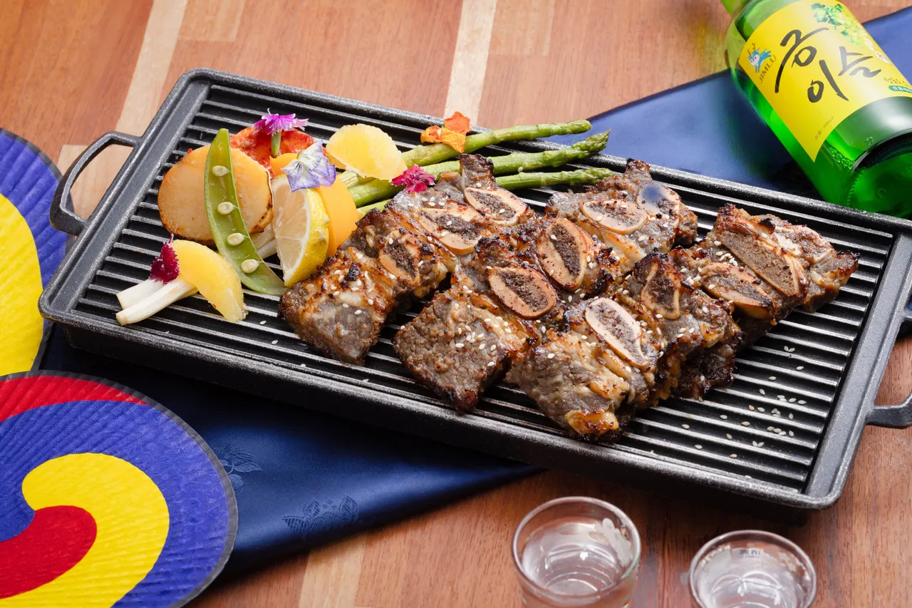 水梨醬牛小排以韓國料理中常見的水果入醬，利用水梨的天然甜味平衡醬香，讓牛小排口感更加柔嫩多汁，呈現韓式燒烤料理甜中帶鹹、層次分明的特色風味。長榮鳳凰酒店（礁溪）提供