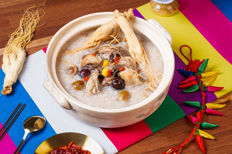 以文火慢燉的韓式人蔘雞湯，湯頭清甜溫潤，融合人蔘、紅棗等食材香氣，展現韓國經典養生湯品的滋補特色，特別適合在泡湯度假之餘，帶來暖胃又暖心的享受。長榮鳳凰酒店（礁溪）提供