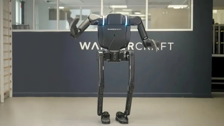 由Wandercraft開發的Calvin-40採無頭外骨骼設計，強調穩定性與機動性，適用於複雜工廠動線環境。原廠照片