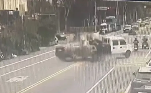 驚悚瞬間！台中小貨車停等紅燈被撞翻　4車連環撞釀3傷