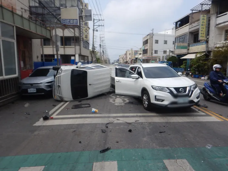 小貨車被撞翻。民眾提供