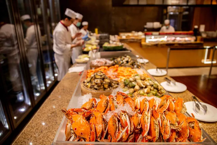 彩匯自助餐廳提供蟹、白蝦等海鮮，讓賓客盡情大啖新鮮海味。台北美福大飯店提供