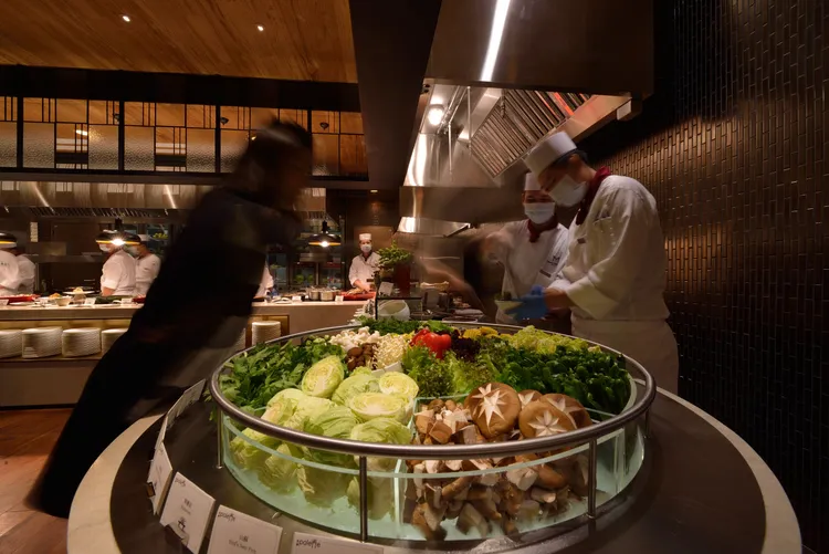 彩匯自助餐廳除了各式海陸珍味，另提供有多款小農鮮蔬，賓客可依喜好自行搭配，享受美食、更享健康蔬食。台北美福大飯店提供