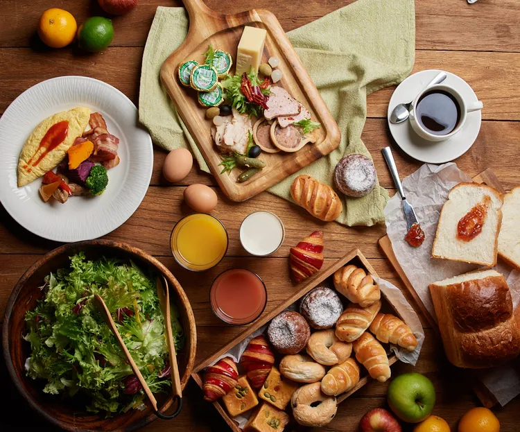 彩匯自助餐廳早餐匯集多樣化的中、西、日式美饌，更由印度師傅坐鎮提供現做窯烤烤餅，開啟元氣早晨。台北美福大飯店提供