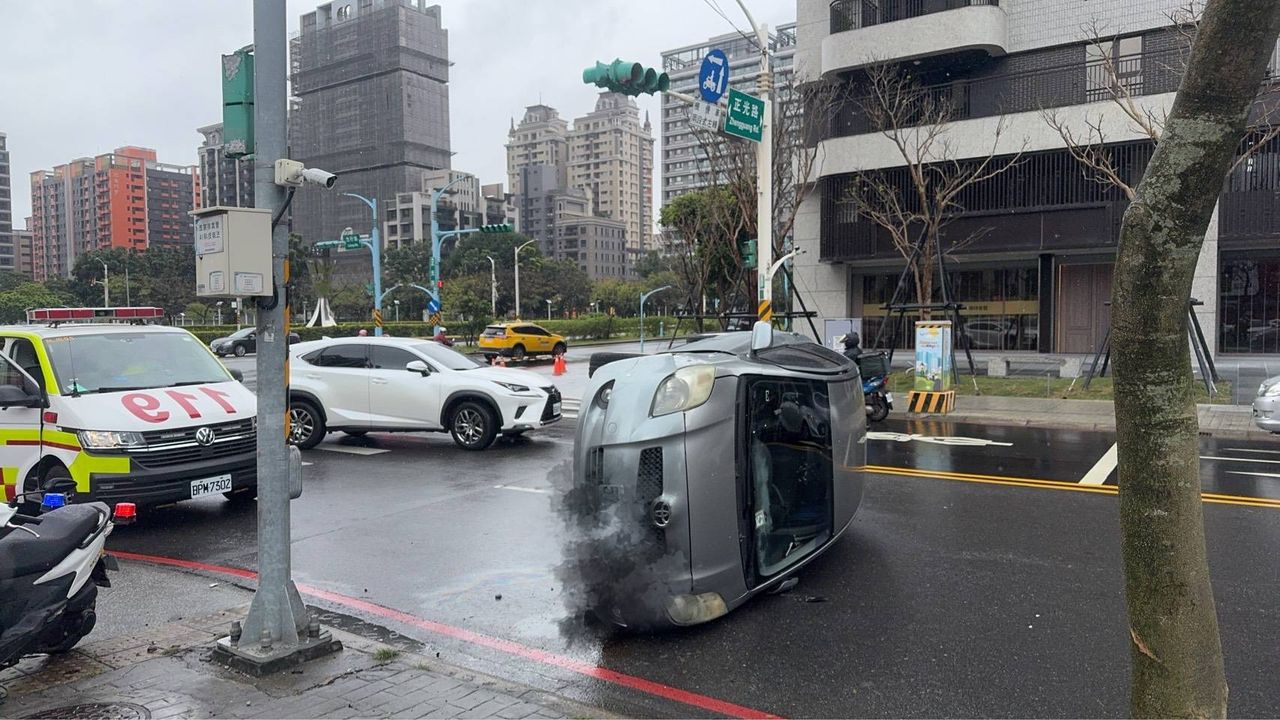 疑駕駛操作不當! 小客車自撞路樹翻覆