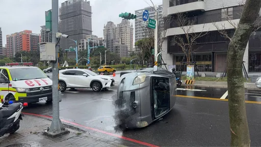 疑駕駛操作不當！　小客車自撞路樹翻覆