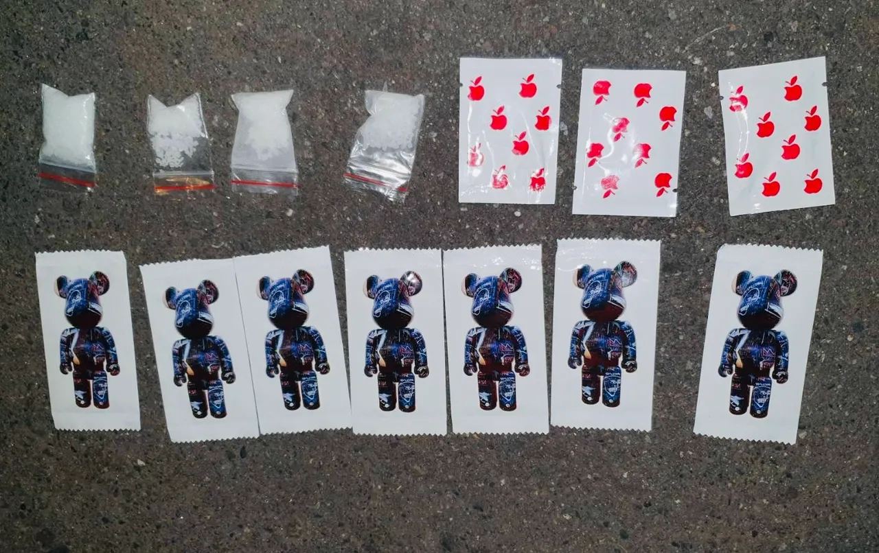 警方從王男身上起獲毒品及毒品咖啡包共14包。翻攝畫面