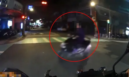 未戴安全帽從警車前呼嘯過！　板橋男毒駕露餡身藏一堆「歹咪阿」