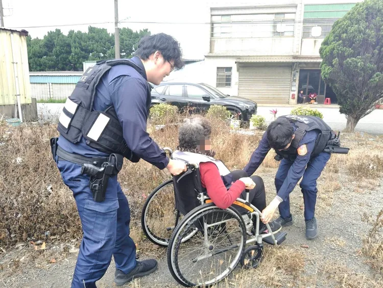 警員以輪椅推送婦人返家。楊梅警分局提供