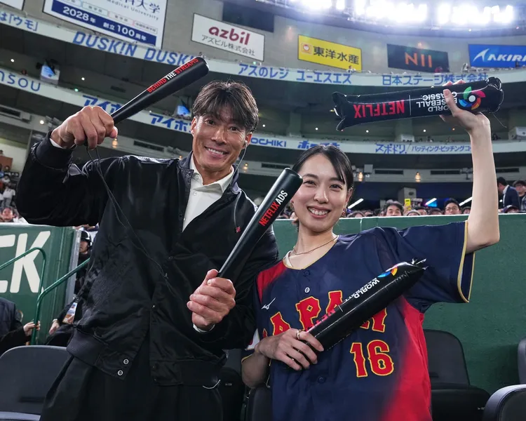 戶田惠梨香（右）和前日職選手糸井嘉男為日本隊加油。翻攝Erika Toda Staff X