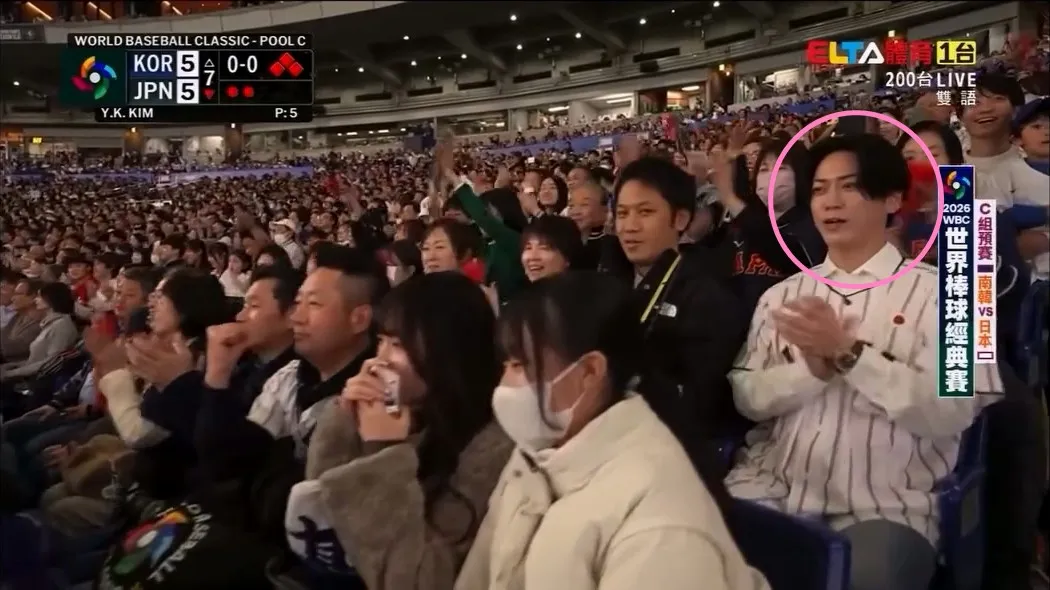 龜梨和也昨晚在日韓戰觀眾席被轉播鏡頭掃到。翻攝Hami Video