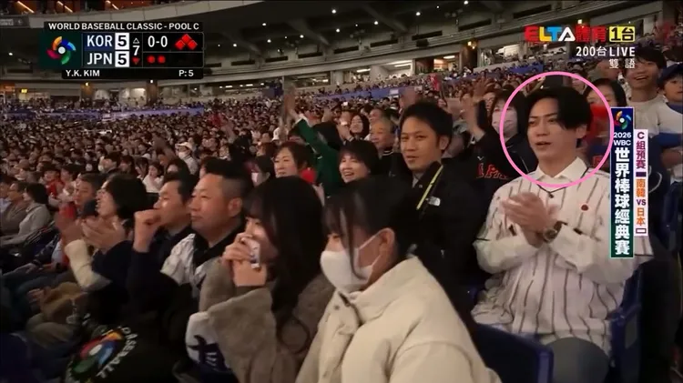 龜梨和也昨晚在日韓戰觀眾席被轉播鏡頭掃到。翻攝愛爾達電視