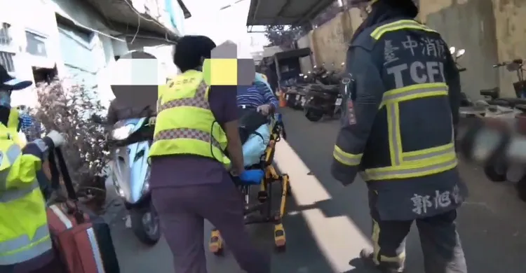 救護人員將楊姓老翁送醫。民眾提供