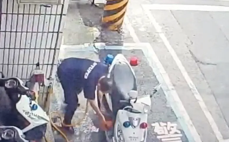 徐姓所長為準備裝備檢查，日前已協助清洗20多部機車。翻攝照片