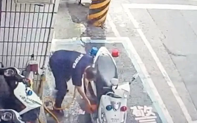 徐姓所長為準備裝備檢查，日前已協助清洗20多部機車。翻攝照片