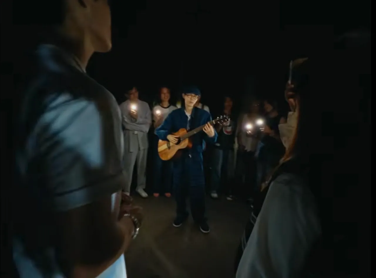 方大同與群演們unplugged合唱，溫暖直擊人心。翻攝YouTube