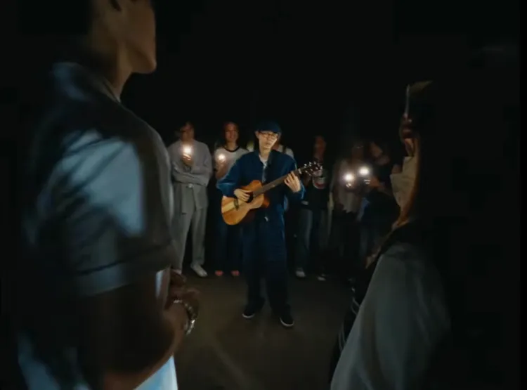 方大同與群演們unplugged合唱，溫暖直擊人心。翻攝YouTube